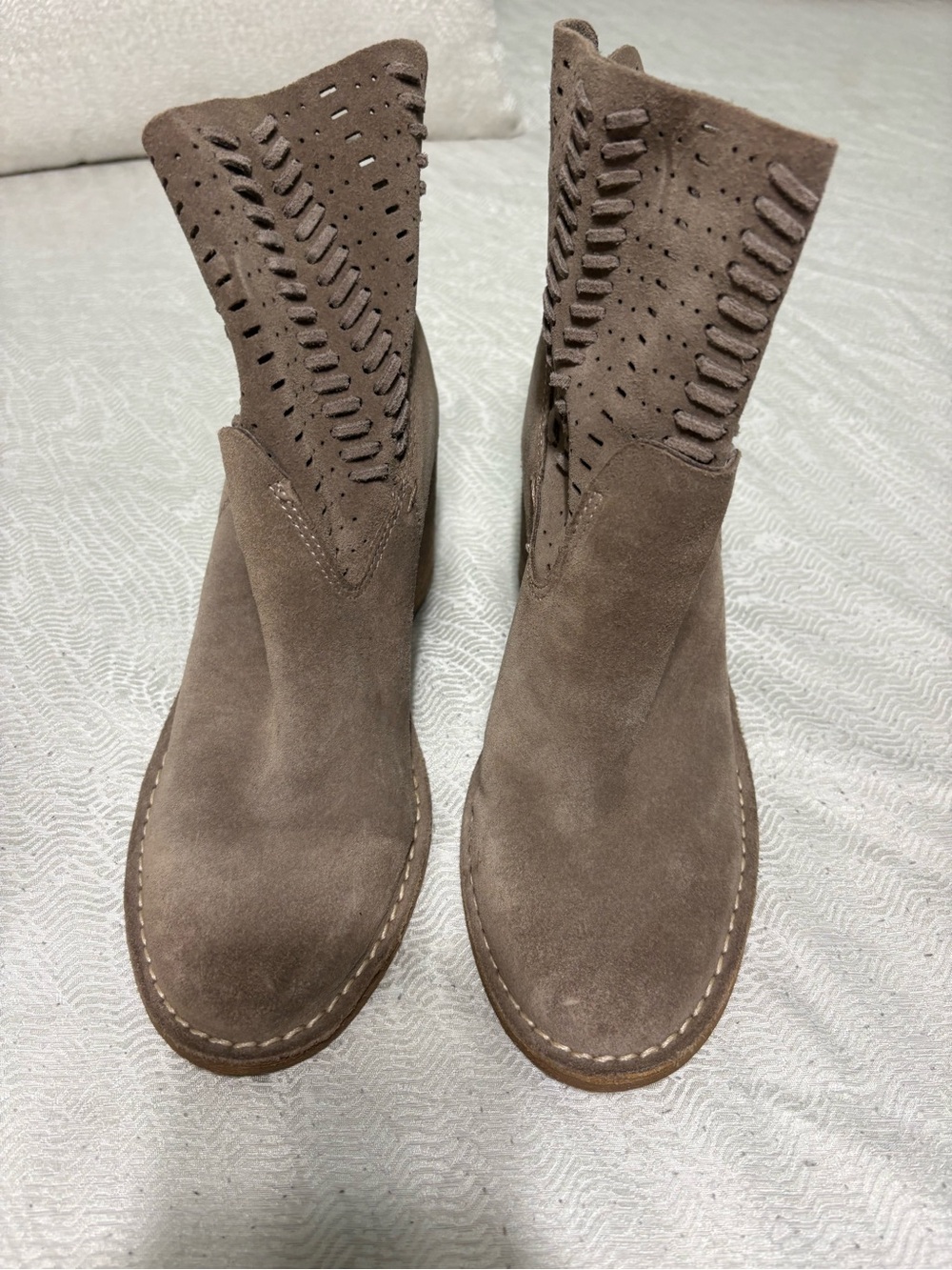 Dolce Vita Size 7.5 Suede Ankle Boots